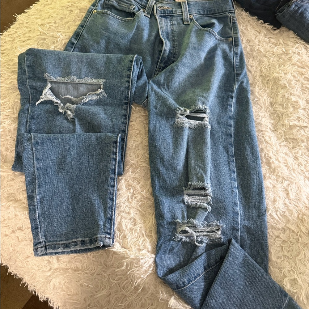 Distressed women’s Levi’s